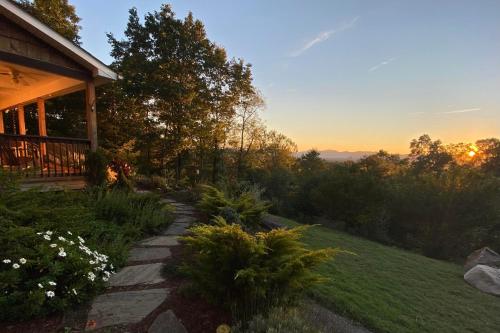 Mountain Over Main Street 5 Min. to Downtown Weaverville, Fire Pit & Views!