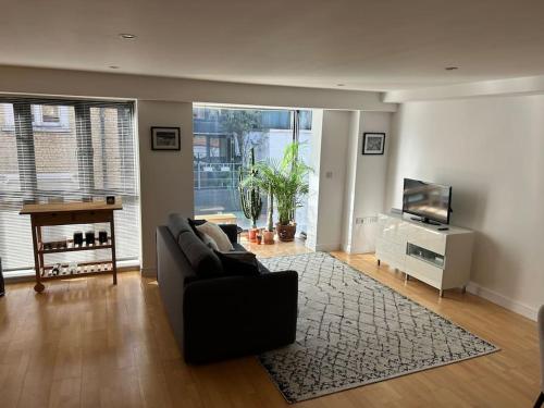 1 bed flat with view of vibrant Hoxton Square, London