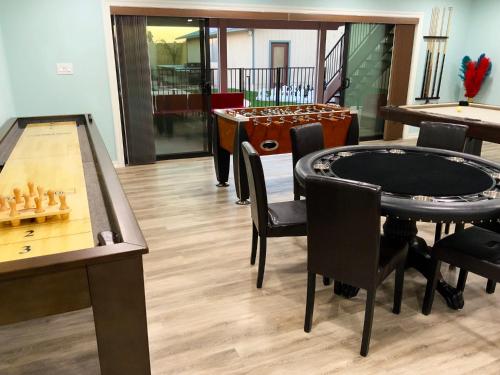 Buddha Mansion Luxury Resort - 8BR Modern, HotTub, Huge pool, Sauna, BBQ grill, Game Room, Las Vegas
