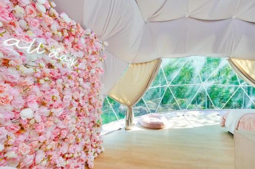 Unique Escapes - Rosé All Day Geodome in Monticello, USA