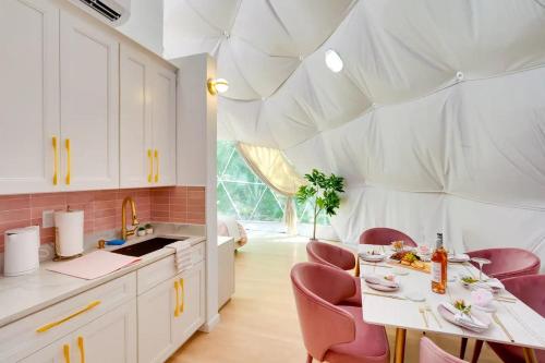 Unique Escapes - Rosé All Day Geodome in Monticello, USA