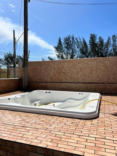 Casa na pinheira à 30 mt da praia, com jacuzzi!