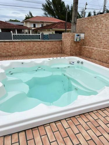 Casa na pinheira à 30 mt da praia, com jacuzzi!