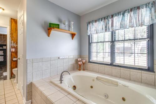 Pool and Gameroom Family Fun Retreat in Hinesville! in 翰斯維爾 (GA)