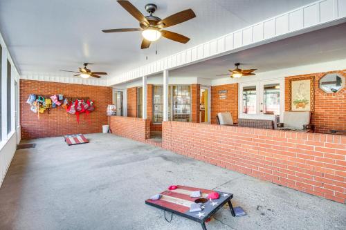 Pool and Gameroom Family Fun Retreat in Hinesville! in 翰斯維爾 (GA)