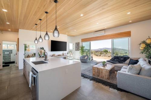 Desert Mantra Hot Tub, Pool & Views in Joshua Tree, USA