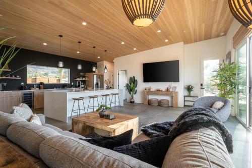 Desert Mantra Hot Tub, Pool & Views in Joshua Tree, USA