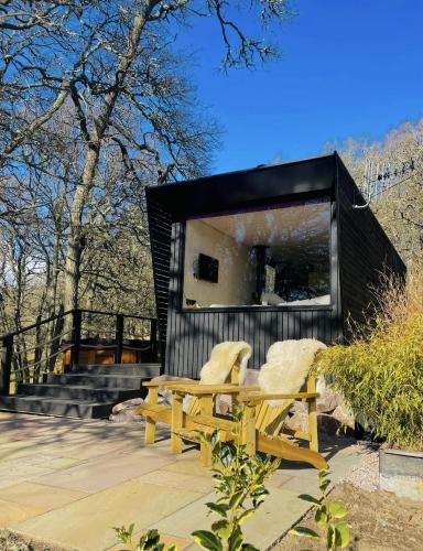 Dog friendly cabin with hot tub and views of Cairngorms