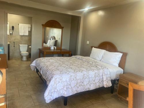 Apple Valley Motel - image 10