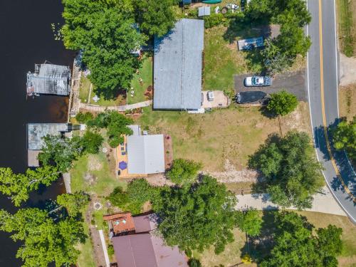 Waterfront on Lake Talquin - Near FSU - Stunning Views - 2 Story Deck - Fire Pit - Fast 1000 mbps Internet - 3 min from Boat Ramp, Tallahassee (foto 8)