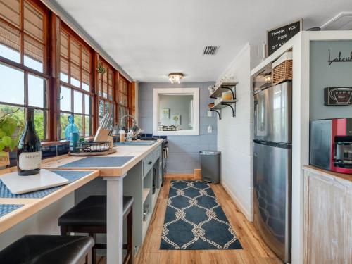 Waterfront on Lake Talquin - Near FSU - Stunning Views - 2 Story Deck - Fire Pit - Fast 1000 mbps Internet - 3 min from Boat Ramp, Tallahassee (foto 9)
