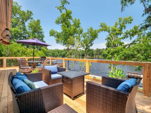 Waterfront on Lake Talquin - Near FSU - Stunning Views - 2 Story Deck - Fire Pit - Fast 1000 mbps Internet - 3 min from Boat Ramp, Tallahassee