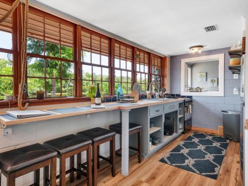 Waterfront on Lake Talquin - Near FSU - Stunning Views - 2 Story Deck - Fire Pit - Fast 1000 mbps Internet - 3 min from Boat Ramp, Tallahassee (foto 5)