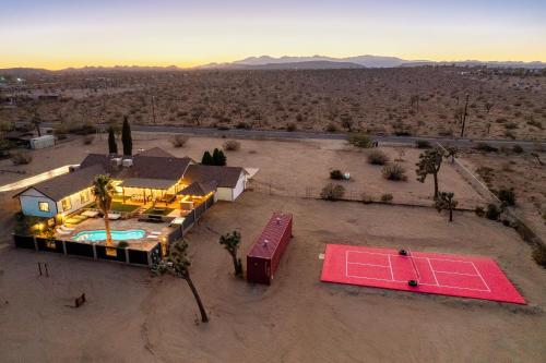 The Oasis Resort Pickleball, Pool, Gym, Hot Tub in Yucca Valley, USA