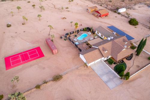 The Oasis Resort Pickleball, Pool, Gym, Hot Tub in Yucca Valley, USA
