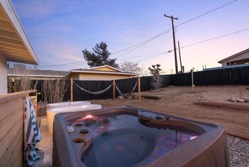 The Palms Peaceful Stylish Outdoor Bathtub & Spa in Joshua Tree, USA