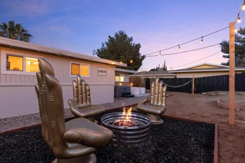 The Palms Peaceful Stylish Outdoor Bathtub & Spa in Joshua Tree, USA