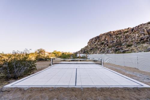Boulder Property Pool, Hot Tub, Pickleball Court in Joshua Tree, USA