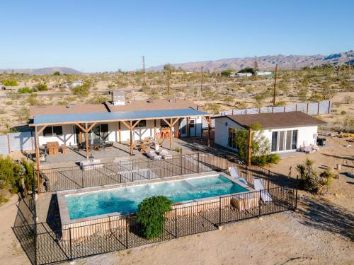 Boulder Property Pool, Hot Tub, Pickleball Court in Joshua Tree, USA