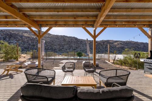 Boulder Property Pool, Hot Tub, Pickleball Court in Joshua Tree, USA