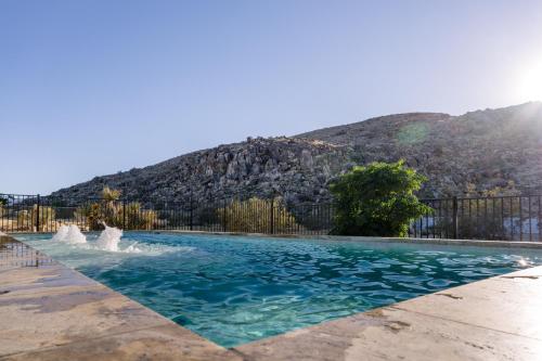 Boulder Property Pool, Hot Tub, Pickleball Court in Joshua Tree, USA