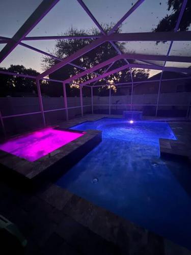 Pink Sunshine: Private Heated Pool and Spa, Close to Beach