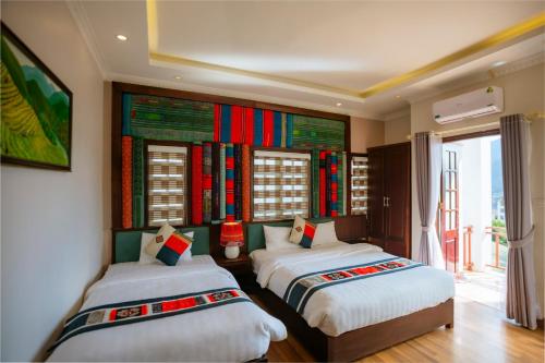 Quadruple Room with Balcony image 10