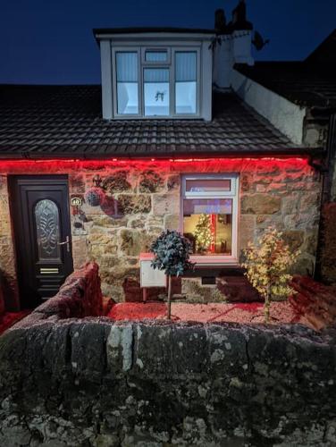 Charming 2 bed sandstone cottage in Waterside, Kirkintilloch