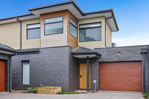 Storey Time I 2BR Townhouse for Melbourne Travel in 瑞斯維爾