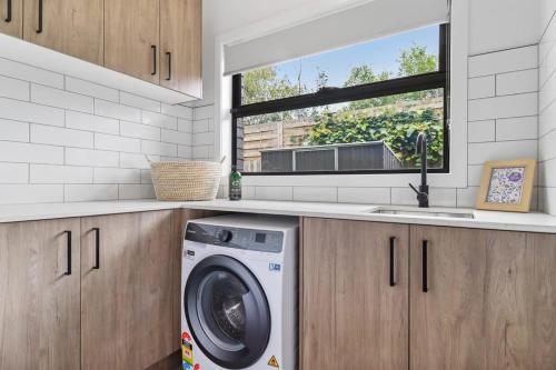 Storey Time I 2BR Townhouse for Melbourne Travel in Reservoir
