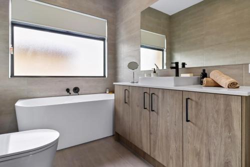 Storey Time I 2BR Townhouse for Melbourne Travel in 瑞斯維爾