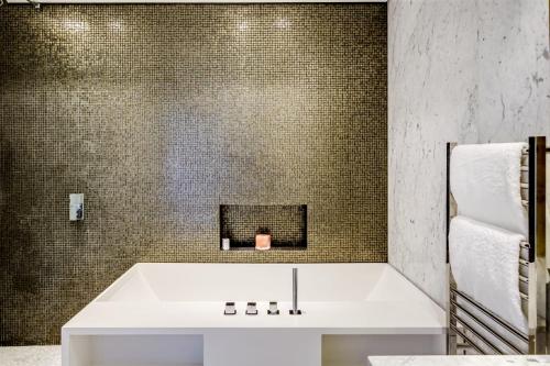 Dunmore Luxe - image 5