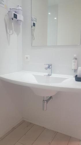 Medium Double Room - Port Side image 4
