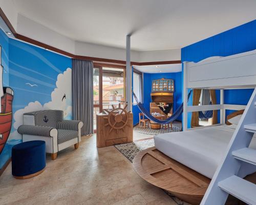 1 king bed, 2 twin beds