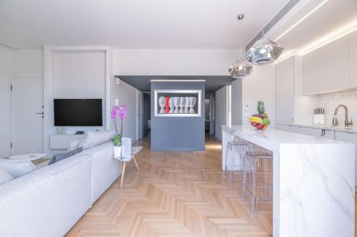 The HostMaster Le Privilège Élégance Flat, Athens