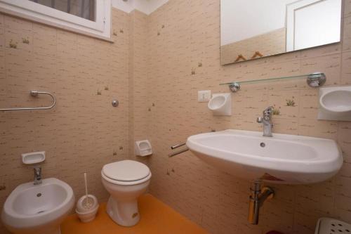 One-Bedroom Apartment image 7