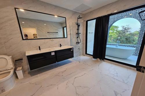 room detail thumbnail 2