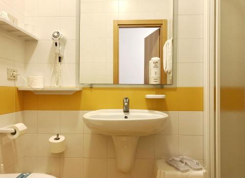 Single Room with Lateral Sea View image 3