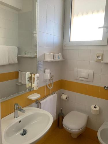 Deluxe Double Room with Frontal Sea View image 1