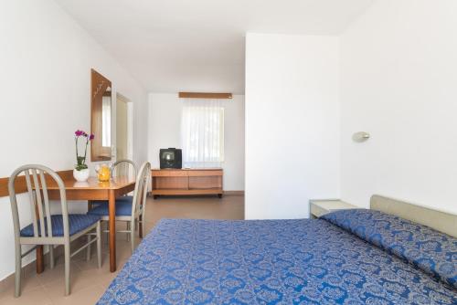 1 double bed, 1 futon bed