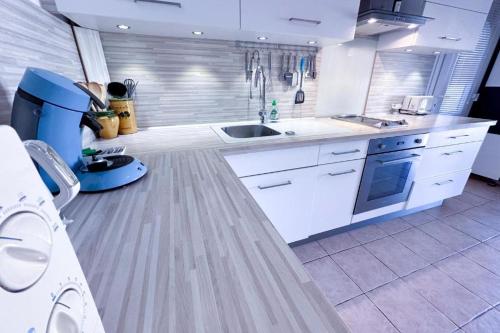 Cucina, Appartement dans la villa "La Méridiane" (Appartement dans la villa "La Meridiane") in Laval