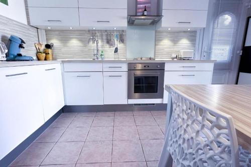 Cucina, Appartement dans la villa "La Méridiane" (Appartement dans la villa "La Meridiane") in Laval