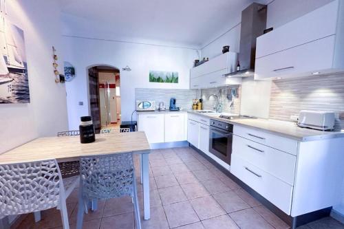 Cucina, Appartement dans la villa "La Méridiane" (Appartement dans la villa "La Meridiane") in Laval