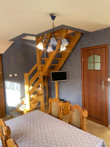 Koplietošanas atpūtas telpa ar TV, Dudkowe Domki w Beskidach- Relaks z Balią i Apiterapią (Dudkowe Domki w Beskidach- Relaks z Balia i Apiterapia) in Krzyżowa (Silesian)