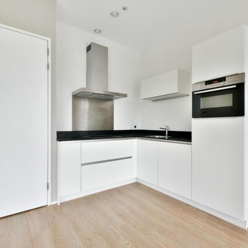 Crawley Apartment near Gatwick Manor Royal Newly Refurbished Sleeps 4