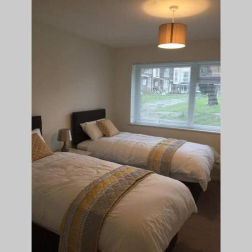 Crawley Apartment near Gatwick Manor Royal Newly Refurbished Sleeps 4