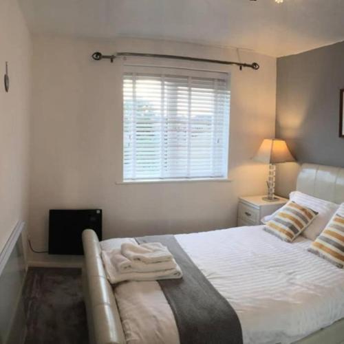Crawley Apartment near Gatwick Manor Royal Newly Refurbished Sleeps 4