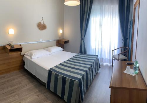 Standard Double or Twin Room with Lateral Sea View image 4