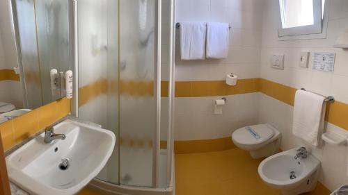 Standard Double or Twin Room with Lateral Sea View image 5