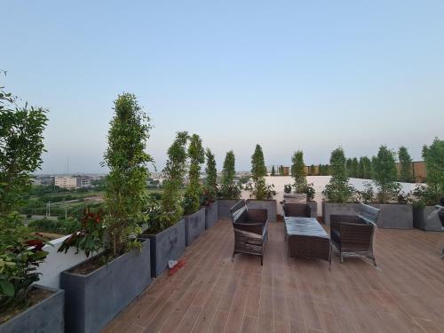 2 Bed Luxury Apartment Pool Gym Cinema - image 3